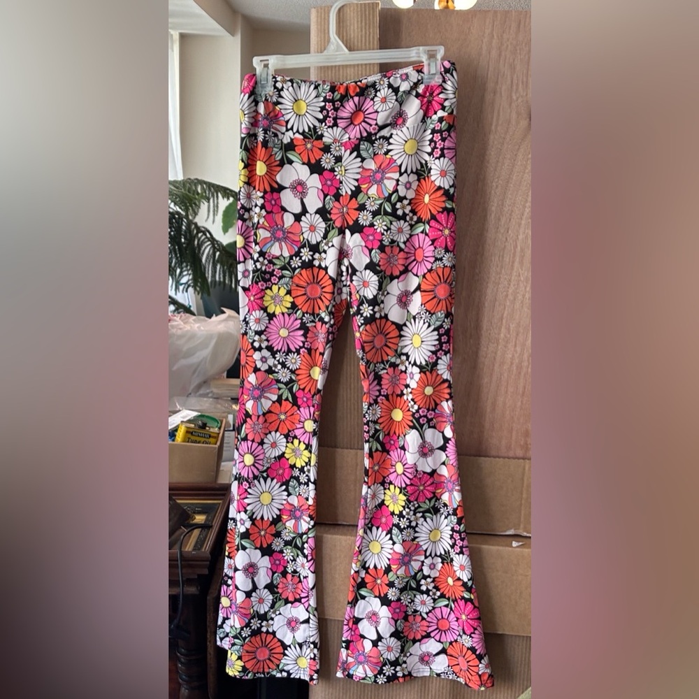 No Boundaries flared bell bottom pants. L/Juniors Flower Power.